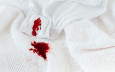 Чим прибрати плями з одягу: повна таблиця рішень