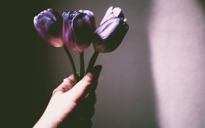 Красиві вірші до 8 Березня для всіх жінок: ніжна поезія для мами, дружини, сестри, колеги і подруги