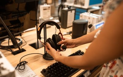 Як обрати навушники для роботи та подорожей