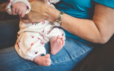 Привітання бабусі з народженням онука: щирі слова про нове щастя у родині