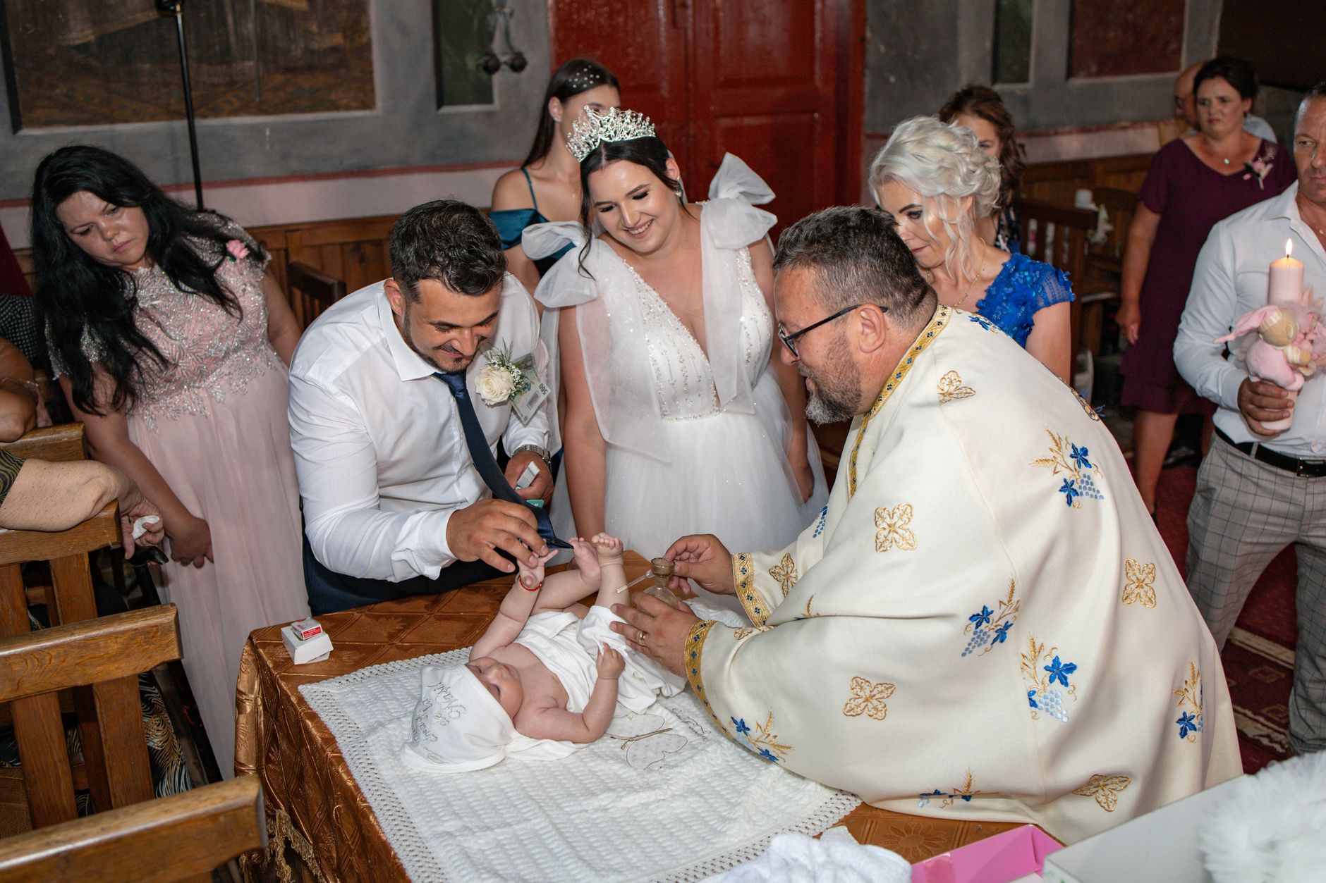Привітання з хрещенням дитини: щирі слова для маленького хрестника та батьків