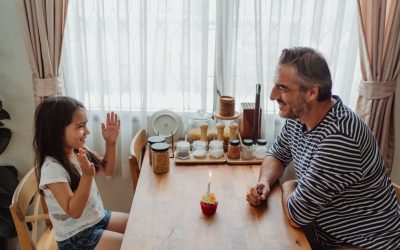 Привітати батьків з днем народження донечки: щирі слова для щасливих тата і мами