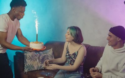 Привітати однокласника з днем народження своїми словами: теплі ідеї та вірші