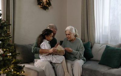 Що подарувати бабусі чи дідусю: 30+ ідей, які справді зрадять